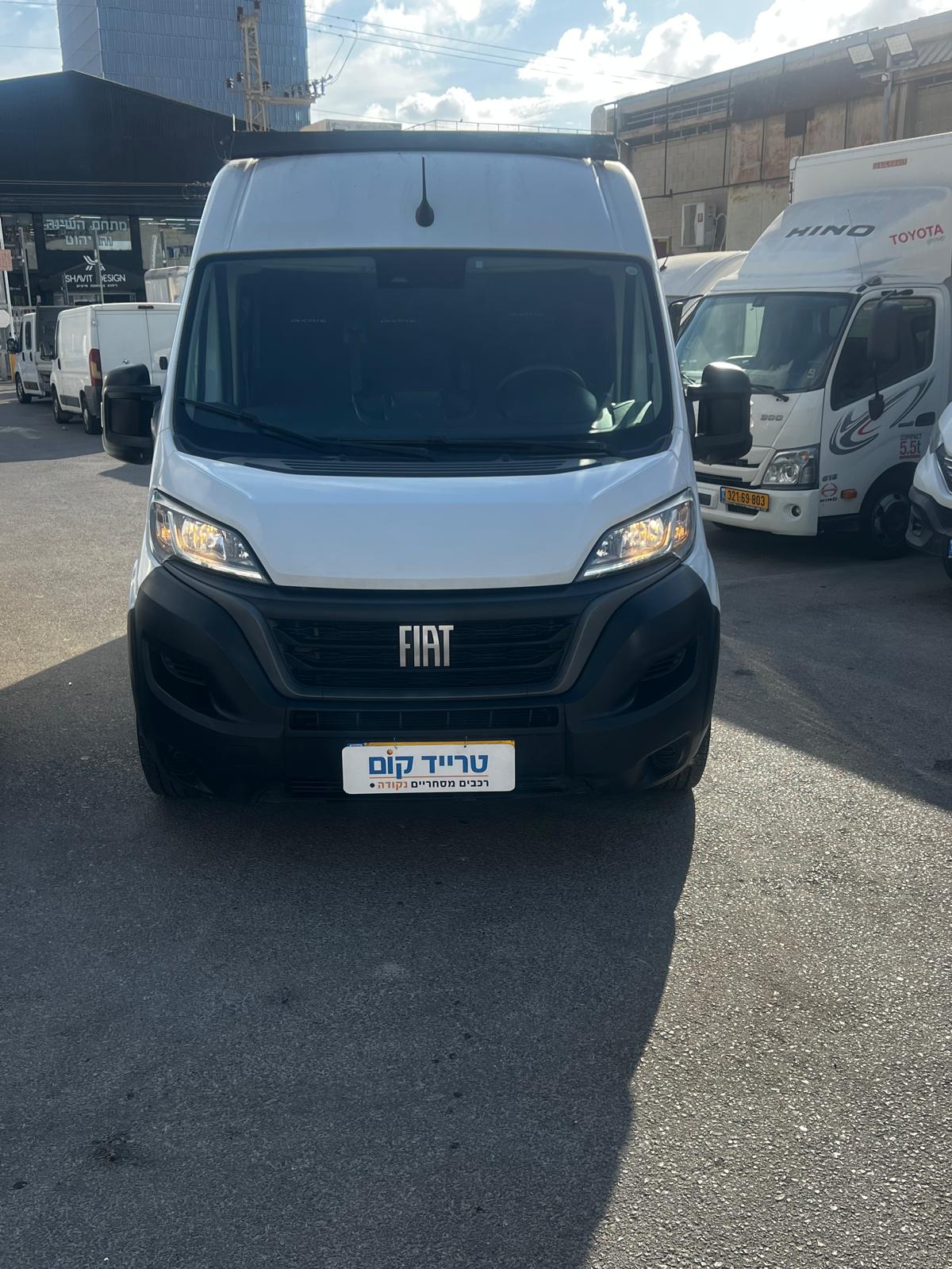 פיאט דוקאטו מסחרית שנת 2022 דגם בינוני גבוה חצי קומבי — חזית הרכב