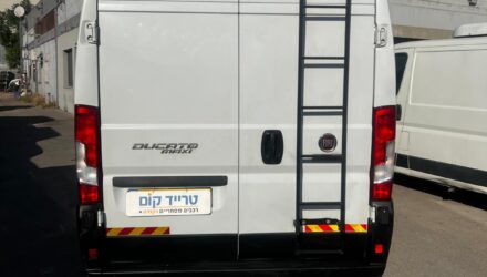 פיאט דוקאטו מסחרית שנת 2022 דגם בינוני גבוה חצי קומבי — מבט אחורי ישר עם הסולם