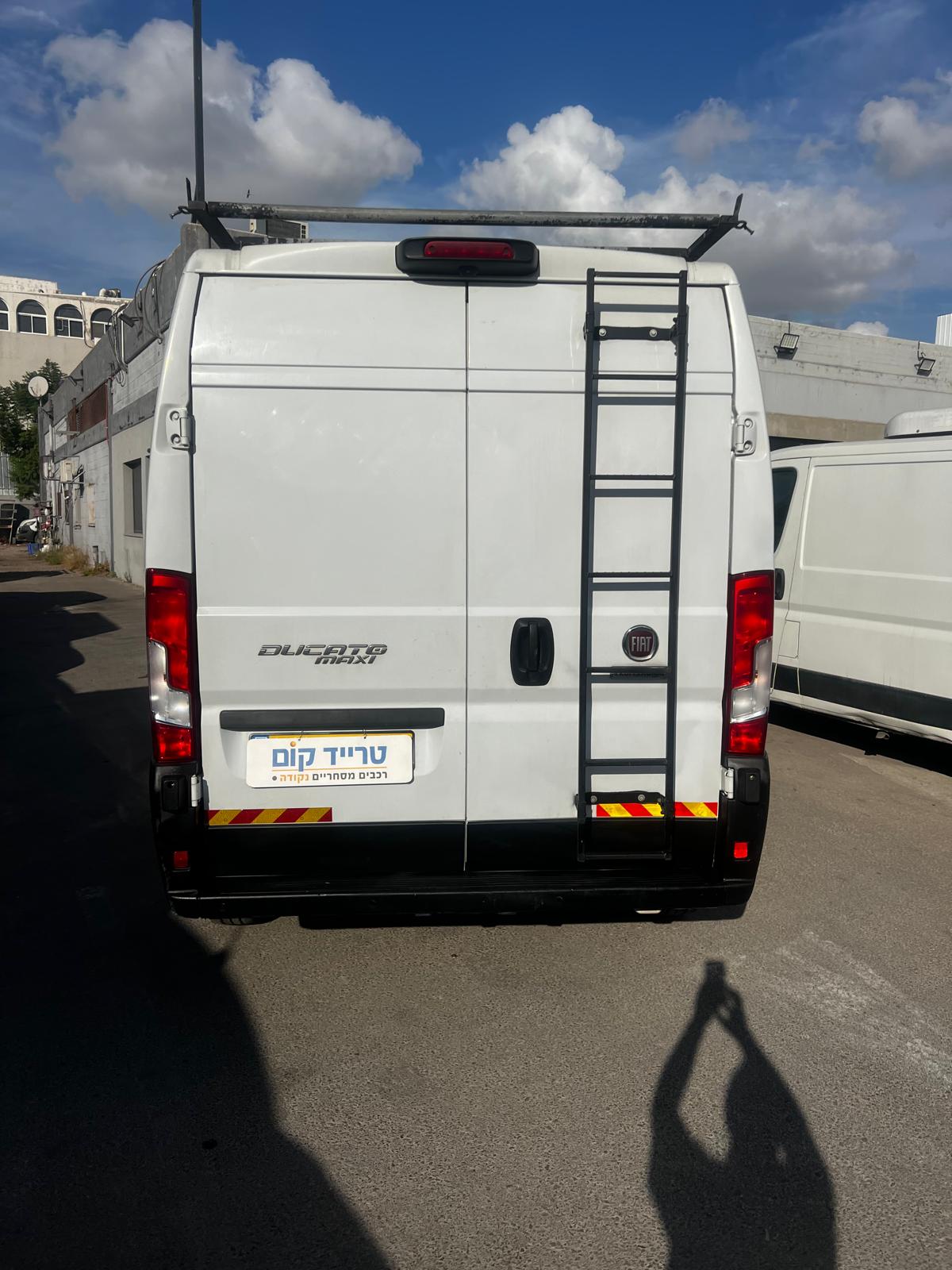 פיאט דוקאטו מסחרית שנת 2022 דגם בינוני גבוה חצי קומבי — מבט אחורי ישר עם הסולם