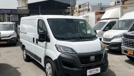 פיאט דוקאטו מסחרית שנת 2022 דגם קצר נמוך — מבט קדמי באלכסון