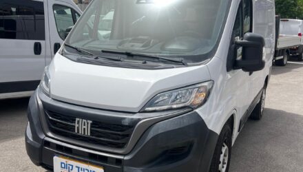 פיאט דוקאטו מסחרית שנת 2022 דגם קצר נמוך — מבט קדמי מהצד השני