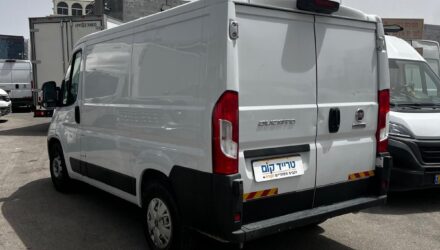 פיאט דוקאטו מסחרית שנת 2022 דגם קצר נמוך — מבט אחורי באלכסון