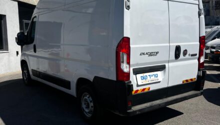 פיאט דוקאטו מסחרית שנת 2023 דגם בינוני גבוה — מבט אחורי באלכסון
