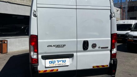 פיאט דוקאטו מסחרית שנת 2023 דגם בינוני גבוה — מבט אחורי — דלתות כפולות