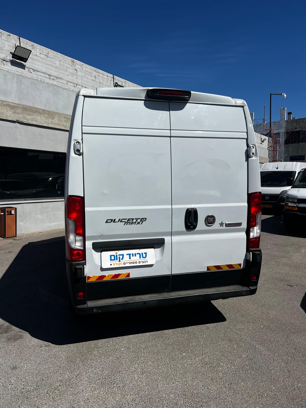 פיאט דוקאטו מסחרית שנת 2023 דגם בינוני גבוה — מבט אחורי — דלתות כפולות