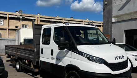 איווקו דיילי מסחרית שנת 2021 דגם דאבל קבינה 70C18 — מבט קדמי אלכסוני על תא הנהג הכפול והארגז