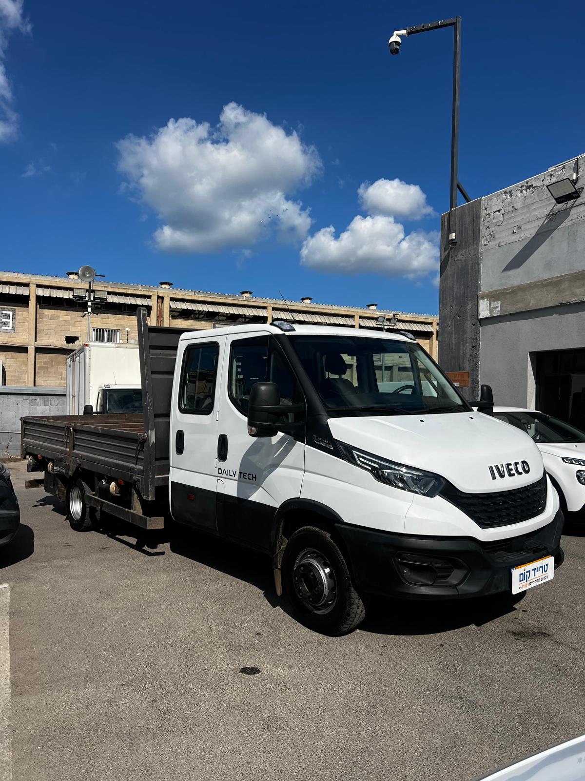 איווקו דיילי מסחרית שנת 2021 דגם דאבל קבינה 70C18 — מבט קדמי אלכסוני על תא הנהג הכפול והארגז