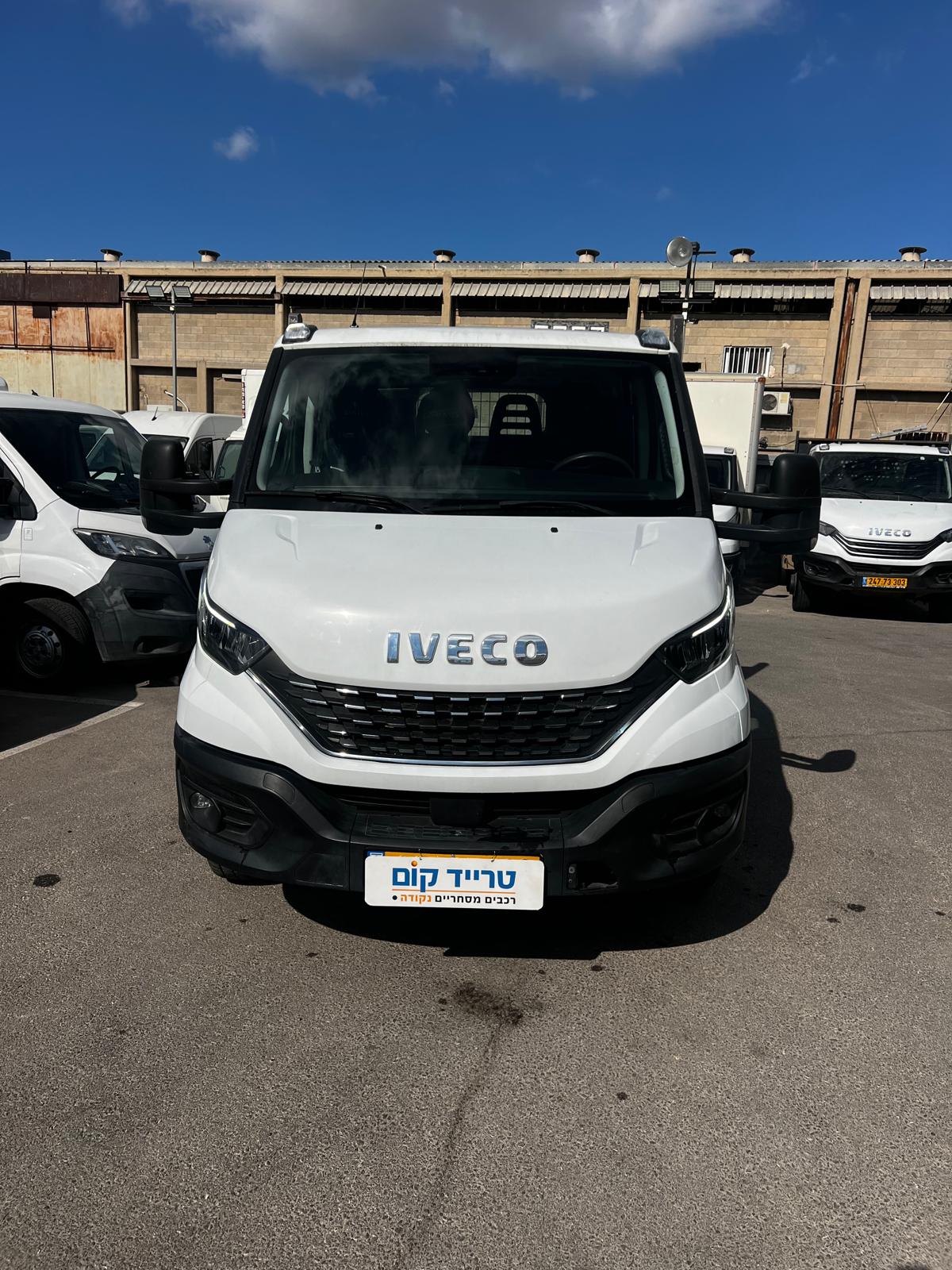 איווקו דיילי מסחרית שנת 2021 דגם דאבל קבינה 70C18 — חזית הרכב