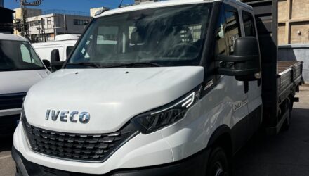 איווקו דיילי מסחרית שנת 2021 דגם דאבל קבינה 70C18 — מבט קדמי אלכסוני מהצד השני