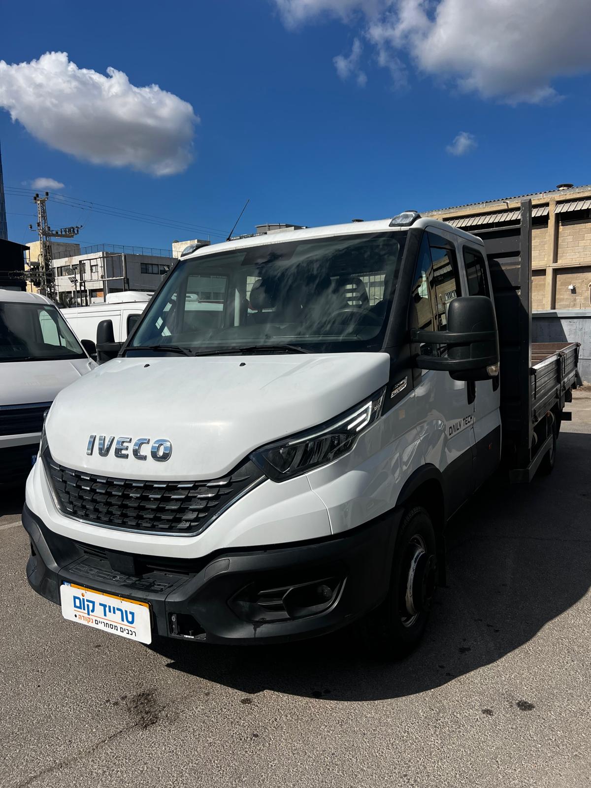 איווקו דיילי מסחרית שנת 2021 דגם דאבל קבינה 70C18 — מבט קדמי אלכסוני מהצד השני