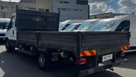 איווקו דיילי מסחרית שנת 2021 דגם דאבל קבינה 70C18 — מבט אחורי אלכסוני על ארגז המטען