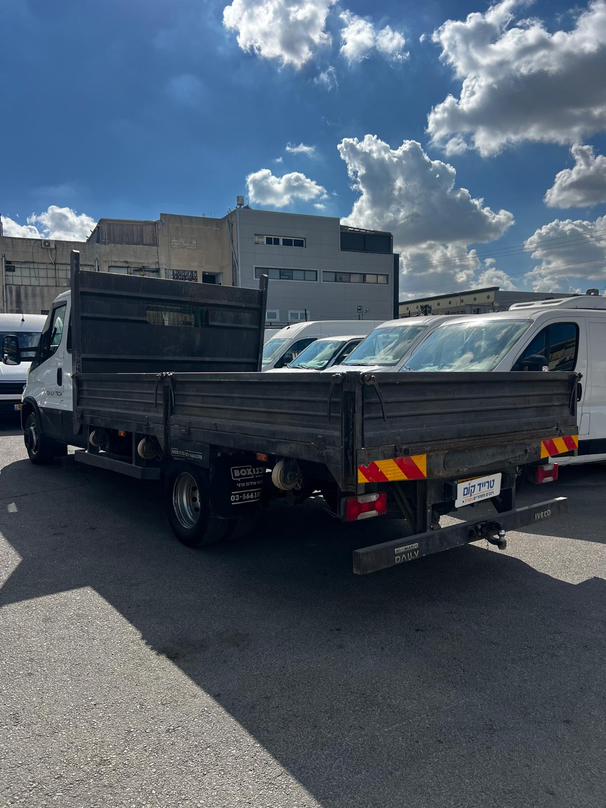 איווקו דיילי מסחרית שנת 2021 דגם דאבל קבינה 70C18 — מבט אחורי אלכסוני על ארגז המטען