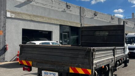 איווקו דיילי מסחרית שנת 2021 דגם דאבל קבינה 70C18 — ארגז המטען והדופנות מבט אחורי