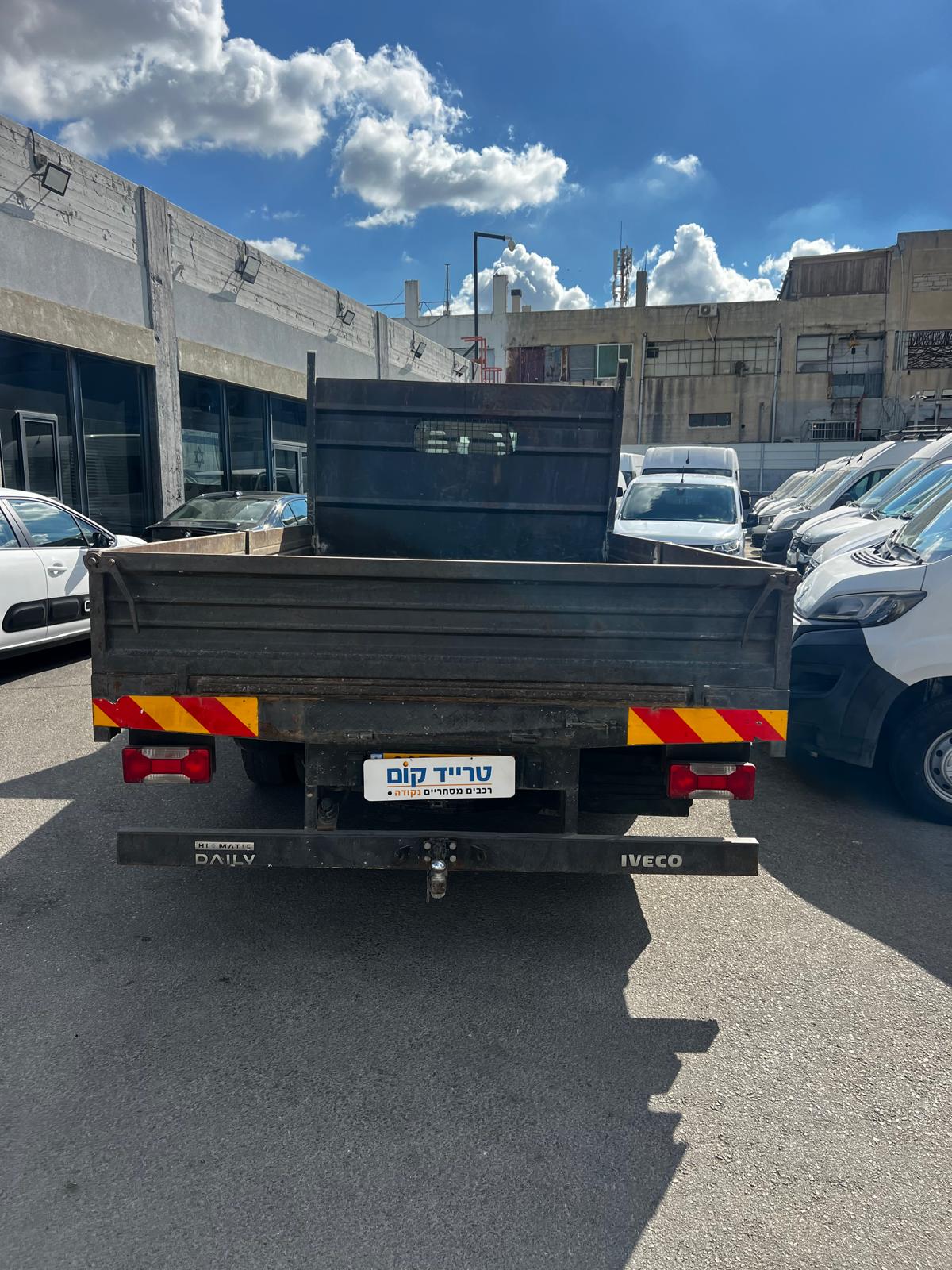 איווקו דיילי מסחרית שנת 2021 דגם דאבל קבינה 70C18 — מבט אחורי ישר
