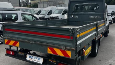 איווקו דיילי מסחרית שנת 2025 דגם דאבל קבינה 70C18 — מבט אחורי באלכסון מימין