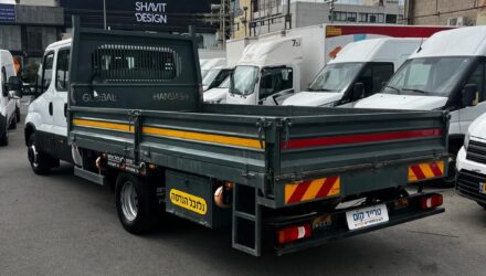 איווקו דיילי מסחרית שנת 2025 דגם דאבל קבינה 70C18 — מבט אחורי באלכסון משמאל