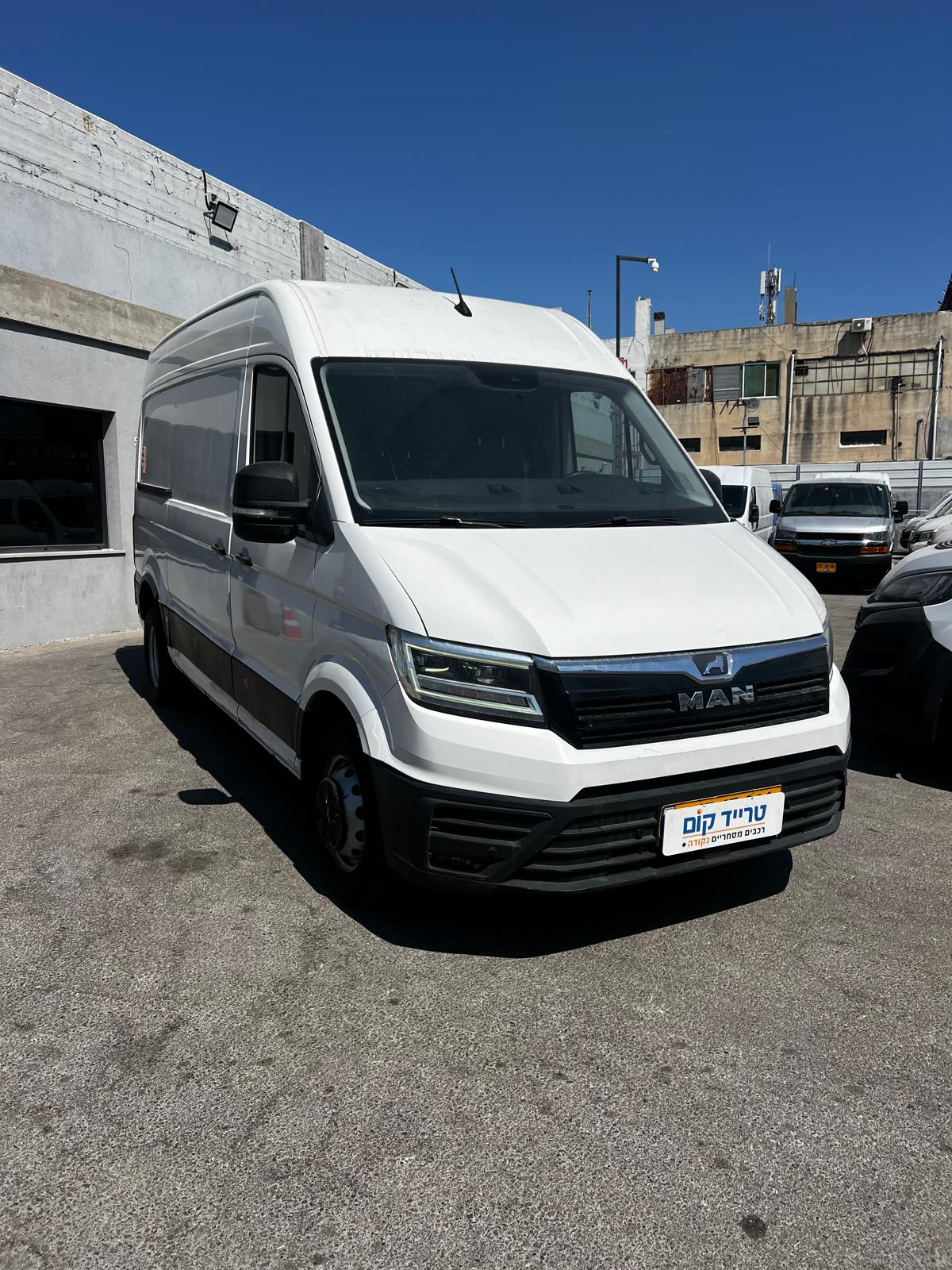 מאן TGE מסחרית שנת 2021 דגם בינוני גבוה עם רמפה הידראולית — מבט קדמי באלכסון
