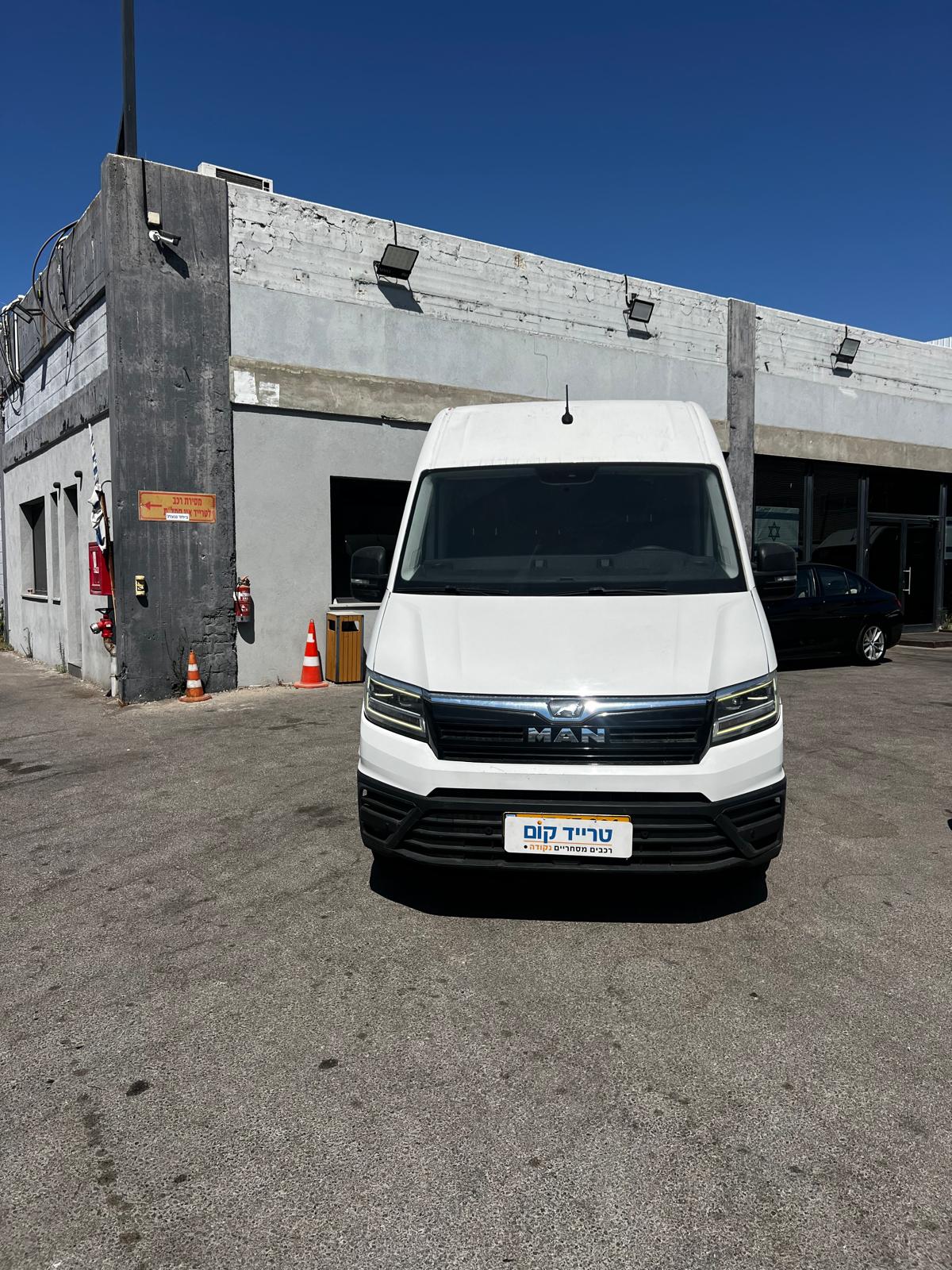 מאן TGE מסחרית שנת 2021 דגם בינוני גבוה עם רמפה הידראולית — מבט מלפנים