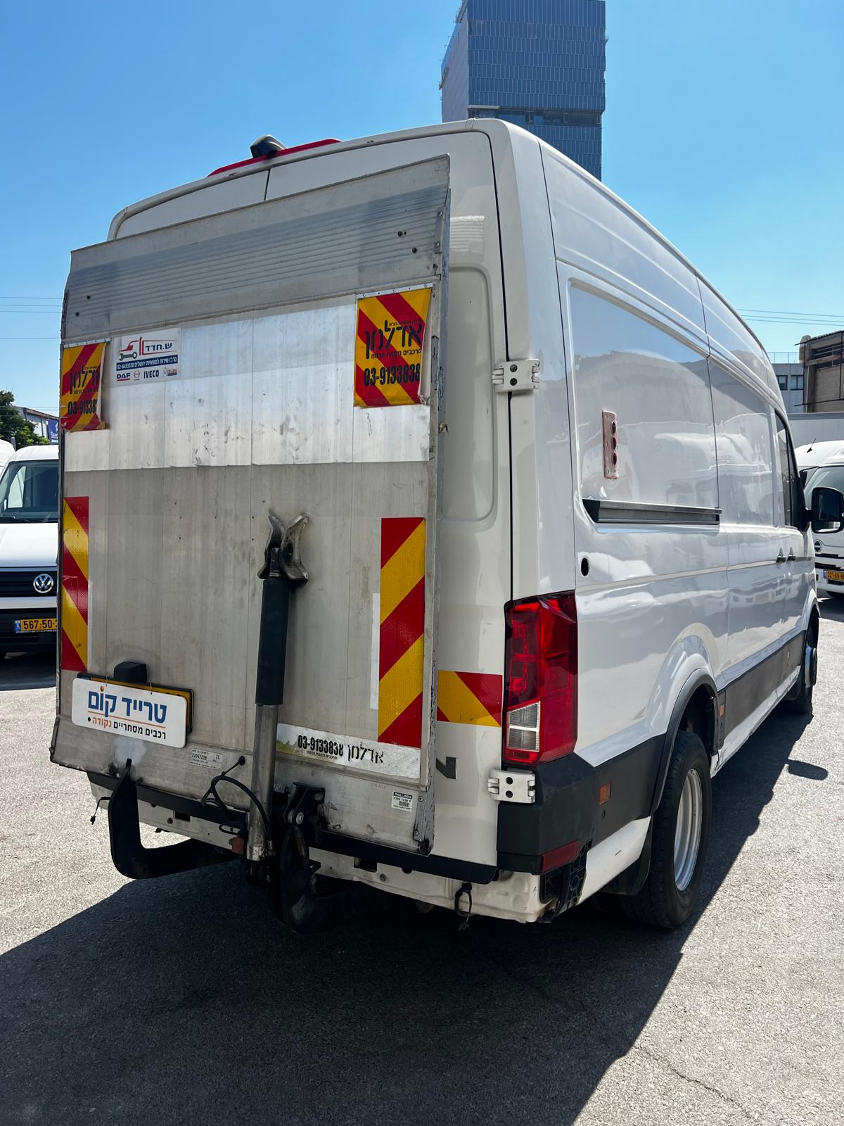 מאן TGE מסחרית שנת 2021 דגם בינוני גבוה עם רמפה הידראולית — מבט מאחור עם הרמפה ההידראולית